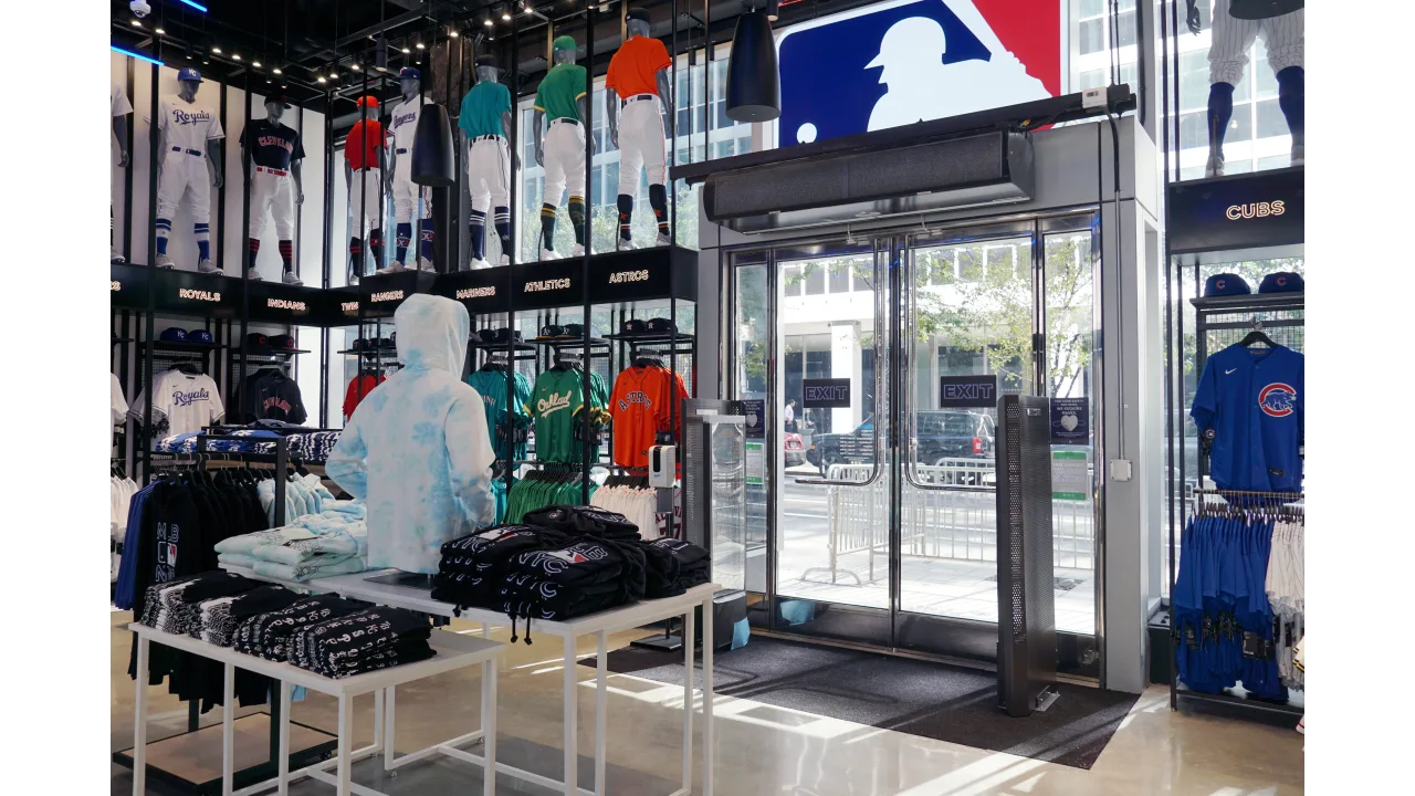 Visiting The MLB Store In NYC! Pulled Some Amazing Cards Outside The Store!  MUST SEE! 